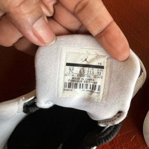 Kids 7C Jordans - Picture 5 of 5